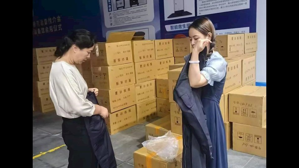 国资处协助后勤处开展2024级新生被装验收工作