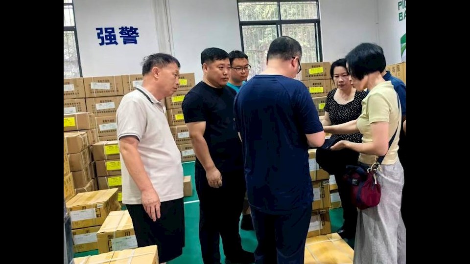 国资处协助后勤处开展2025级新生被装验收工作