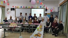 学校为老同志举行生日祝寿会
